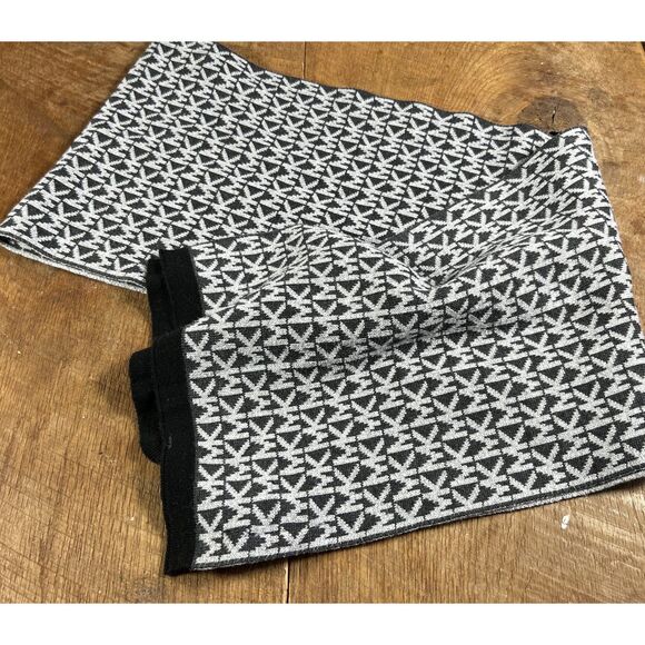 Michael Kors Winter Scarf -Gray - Picture 1 of 4